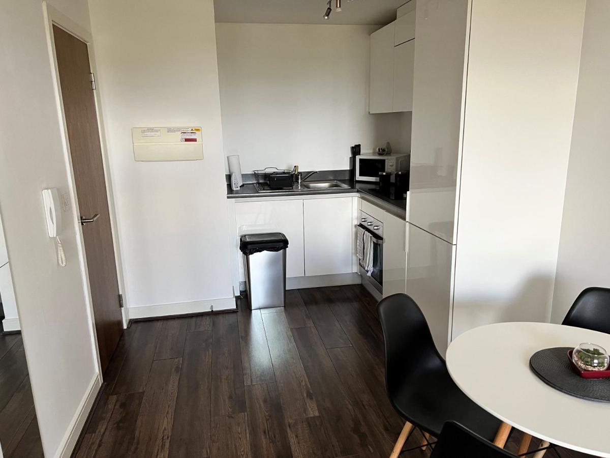 Spacious 1 Bed Relocation Apartment Free Parking, Brierley Hill Exterior photo